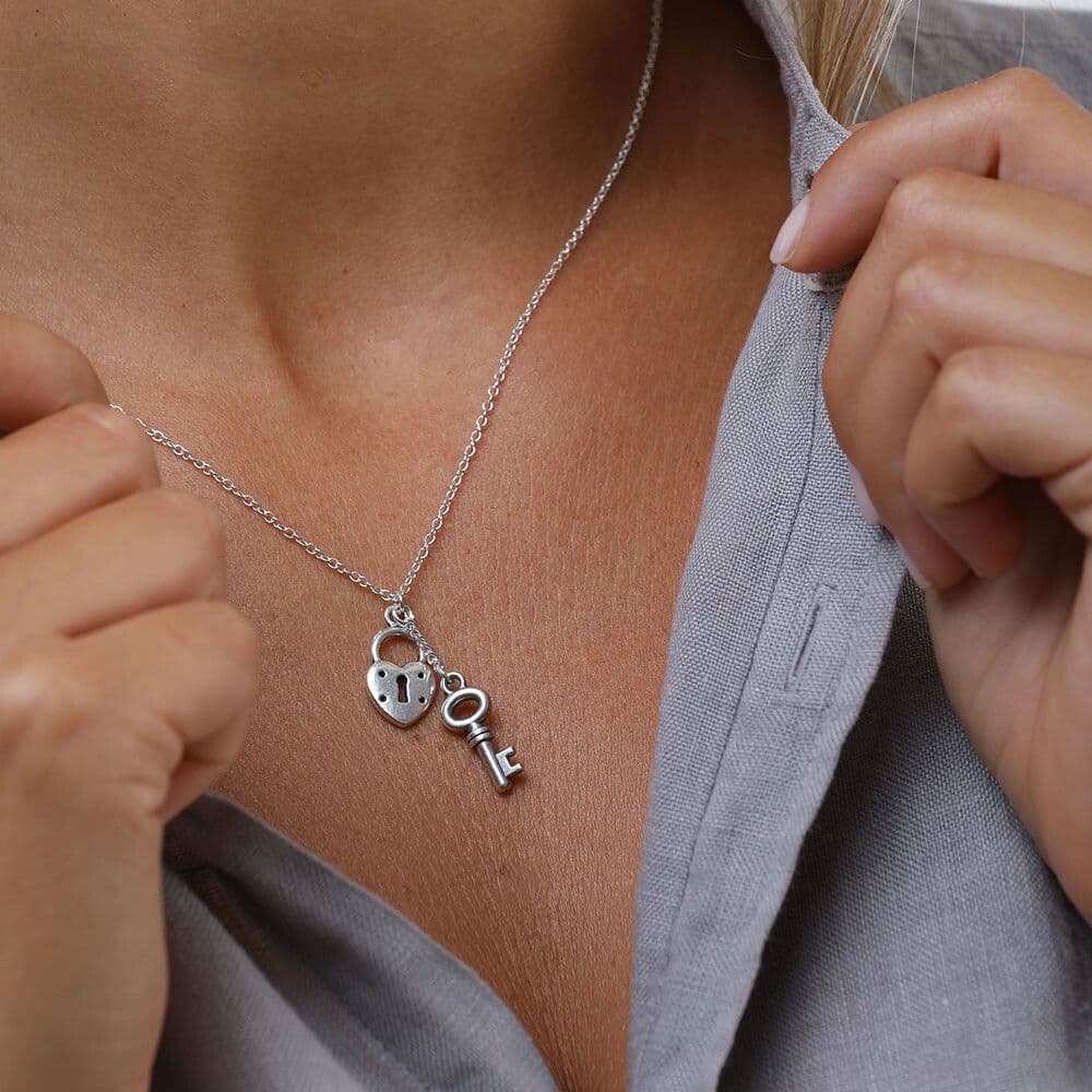 Collana con pendente chiave e lucchetto