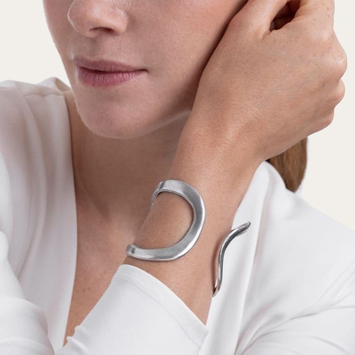 Bracciale rigido silhouette sinuosa - 2